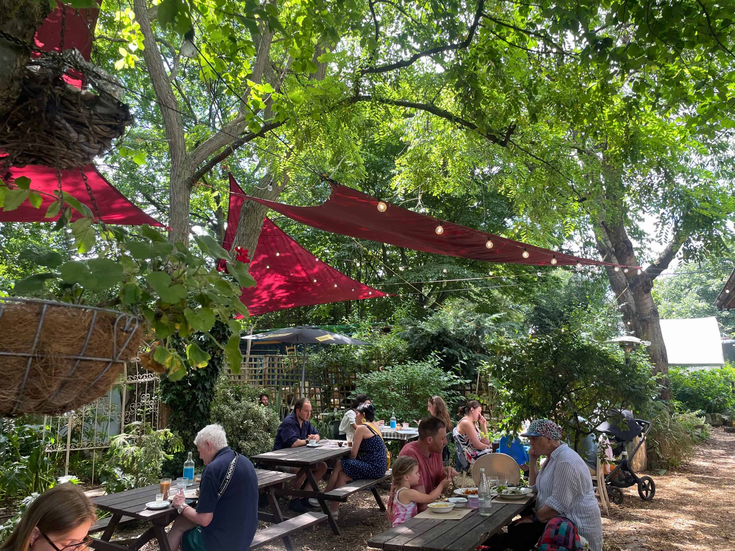 The outdoor seating at Frizzante Café