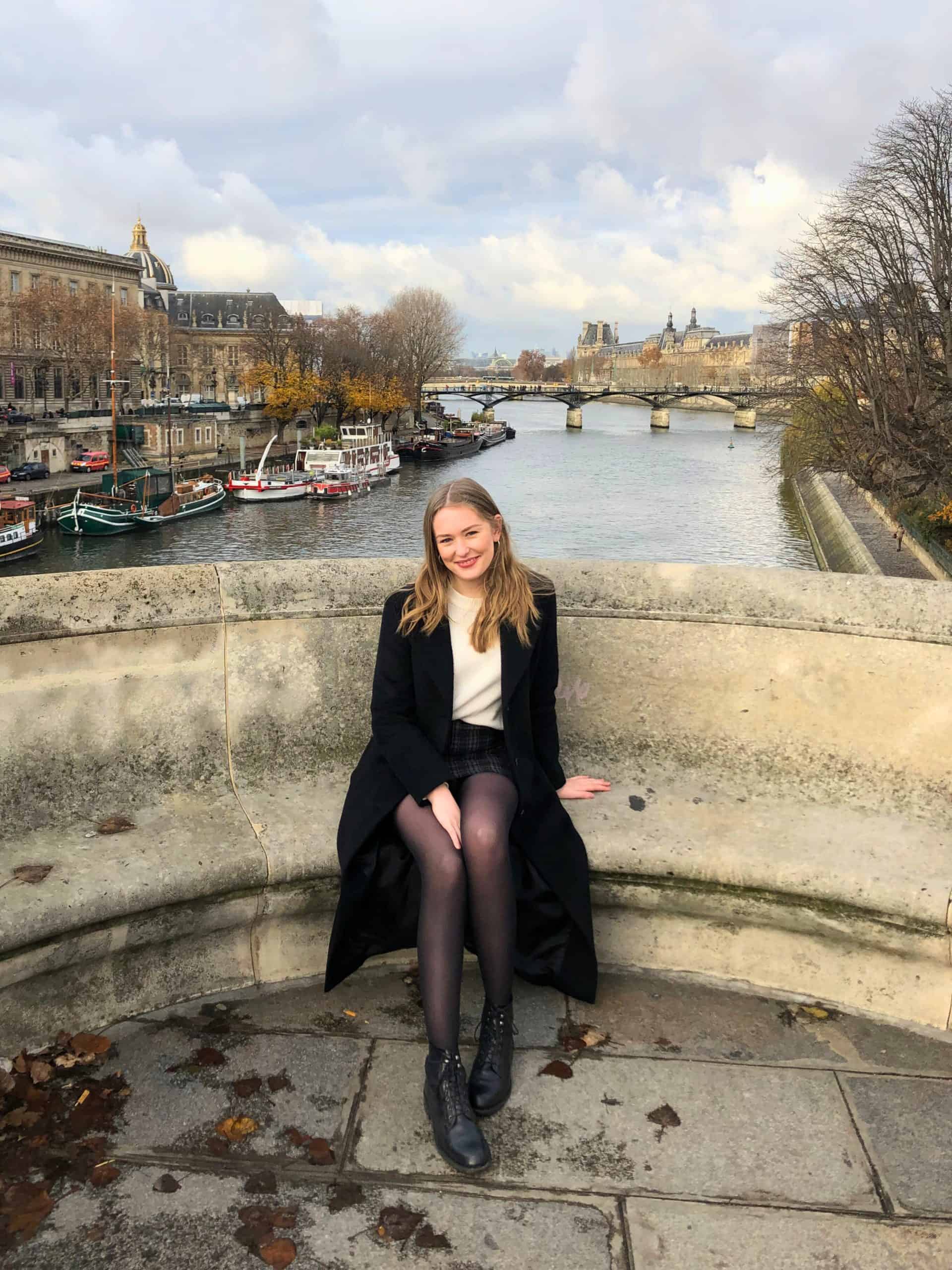 London Localite sat by the Seine River