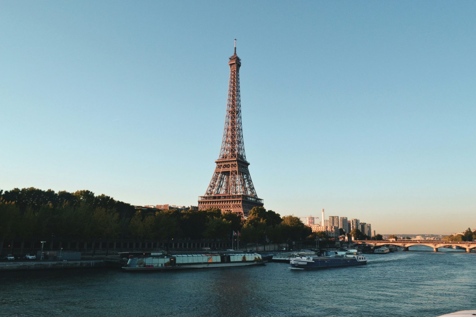 Best Way to Travel from London to Paris: Eurostar vs Flying vs Coach