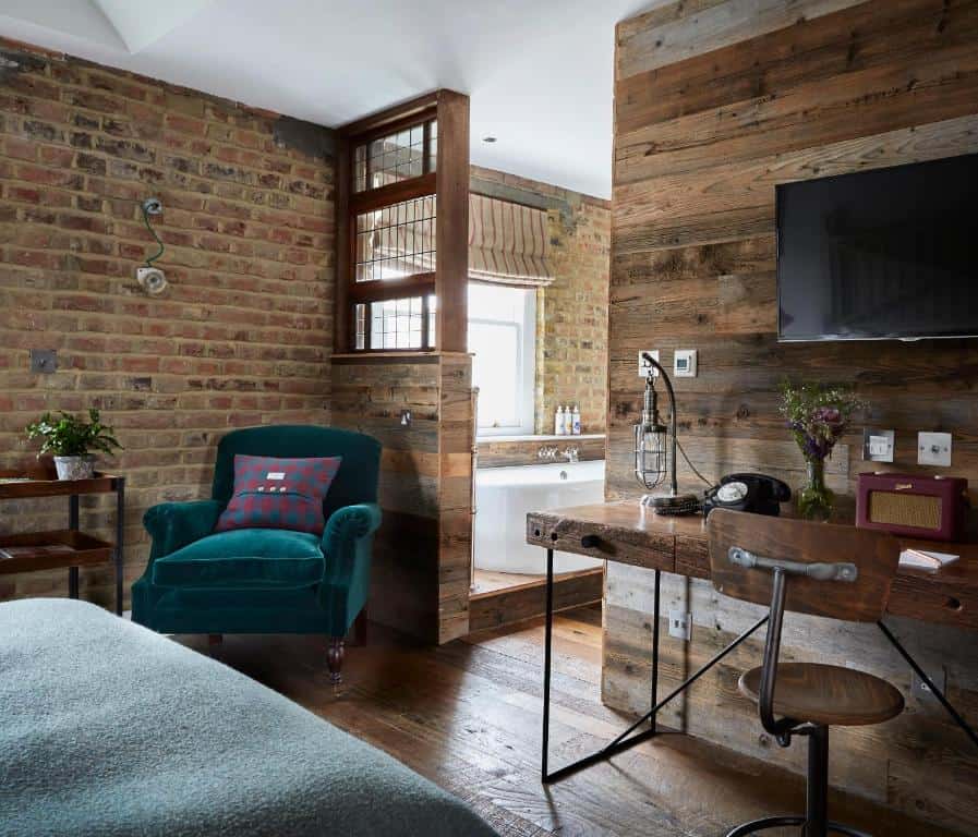 A room in Artist Residence London with a romantic bathrub