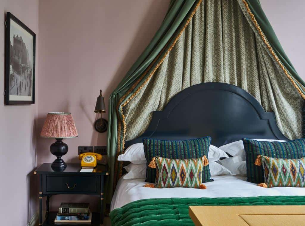 A bedroom in Beaverbrook Townhouse London